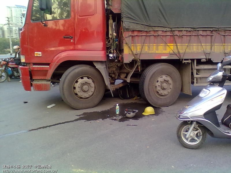 前几天看到的车祸,杯具啊 有图有真相! - 广西摩