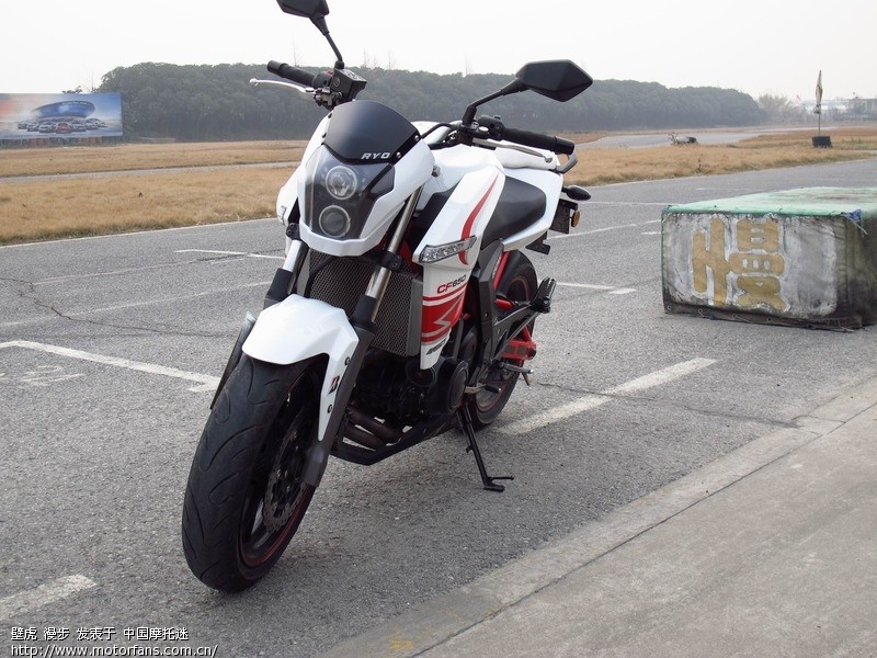 新年第一跑。CF650白玉兰赛车场视频 - 摩托车