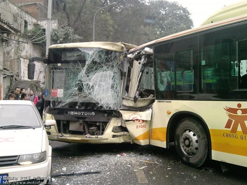 两辆公交车对撞~保险公司的理赔车赔到遭。 -
