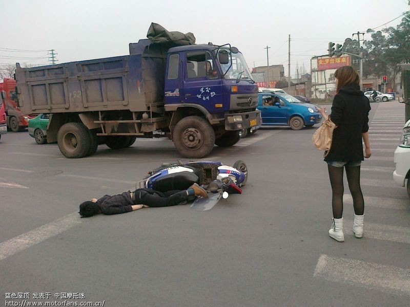 实在很悲惨:小伙急刹跌下摩托身亡,女友当场吓呆欲哭无泪