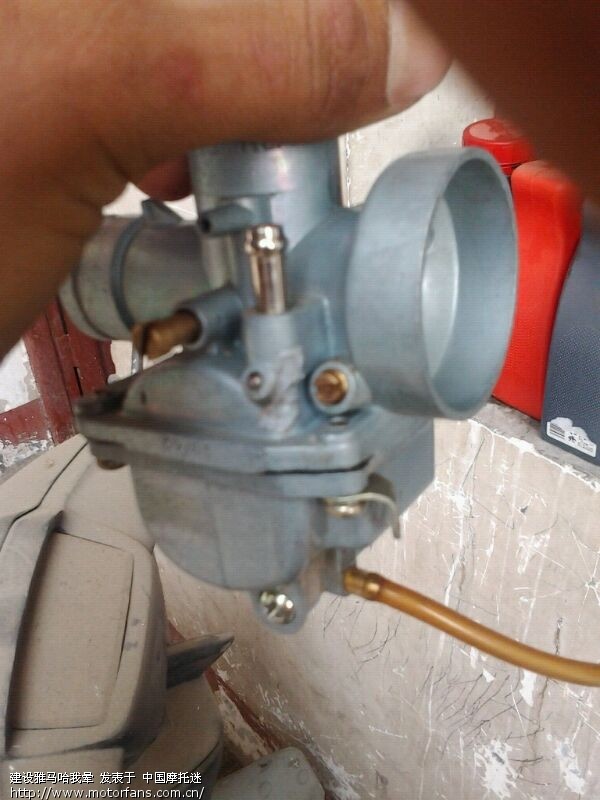 轻骑 AX100为什么换了全新化油器依然漏油呢