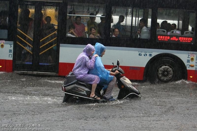 下雨了,好快乐的踏板车情侣!我被感动了! - 江西