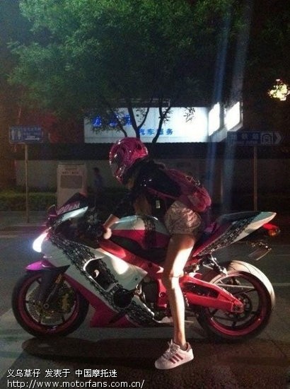 粉嫩重机车女孩上演真实暴力摩托游戏 - 维修改