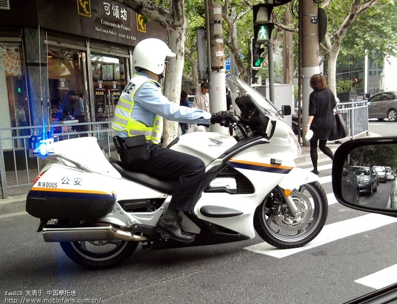 建国西路看到的开道骑警-本田1000CC的吧? -