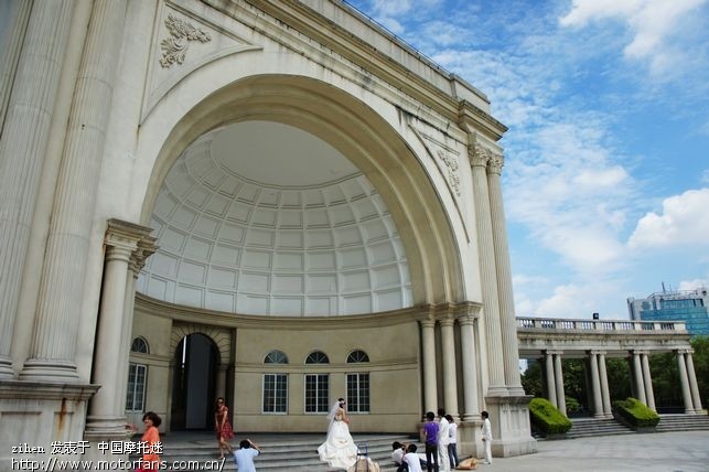 据说,松下GF2加饼干头 轻便且画质好 适合摩游