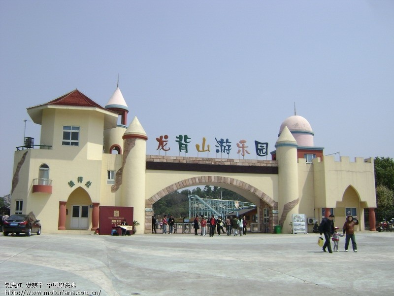 喷泉池附近是"龙背山游乐园,大门像个"城堡,绝对招"童老"喜欢.