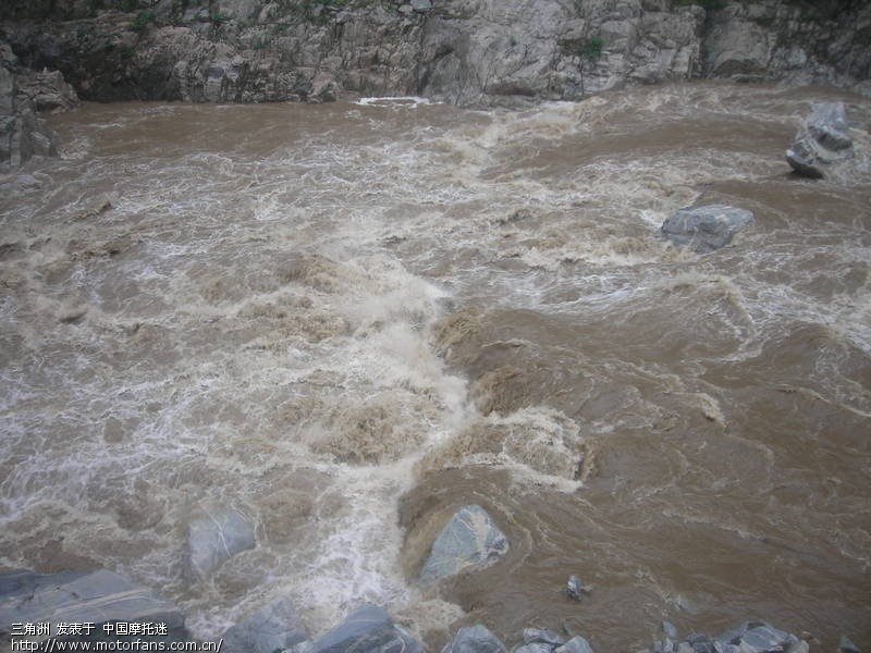 星期日的摩游(摩托车没买保险,交警查到就扣车