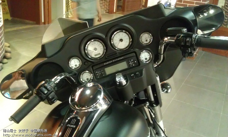 重庆哈雷专卖店开业了。下班路过看到了。 - 天