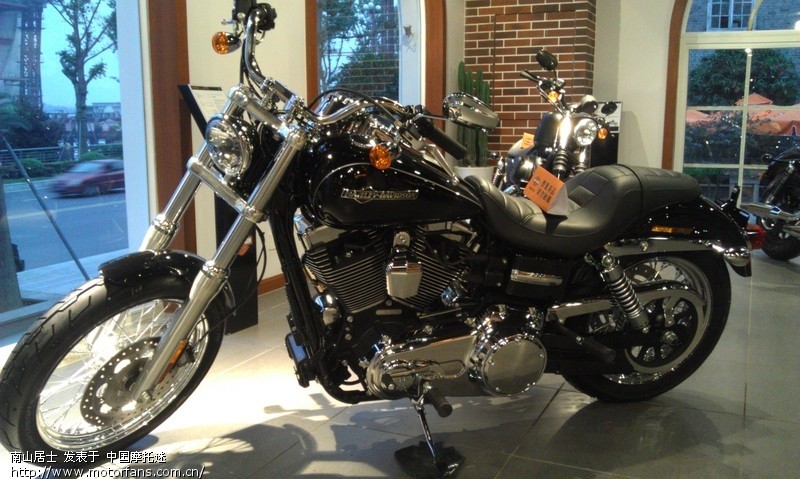 重庆哈雷专卖店开业了。下班路过看到了。 - 天