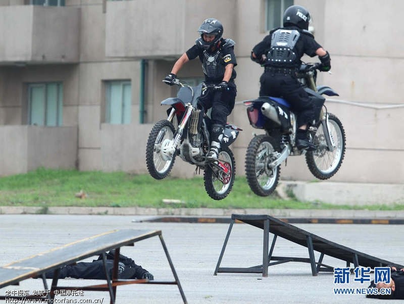 北京警方举行巡警系统警用摩托车技能展示,黑
