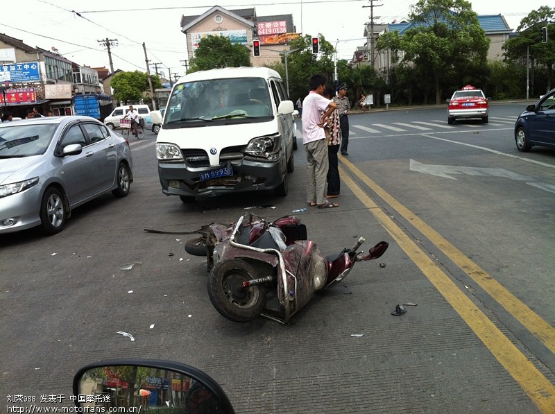 今天风大,路上事故不少,涞坊路诸光路口,不评价