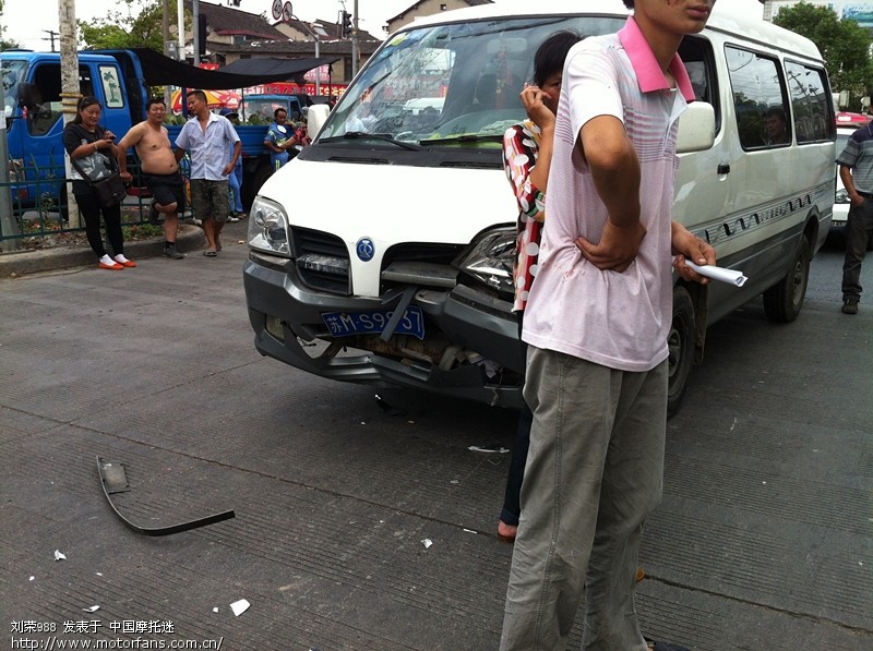 今天风大,路上事故不少,涞坊路诸光路口,不评价