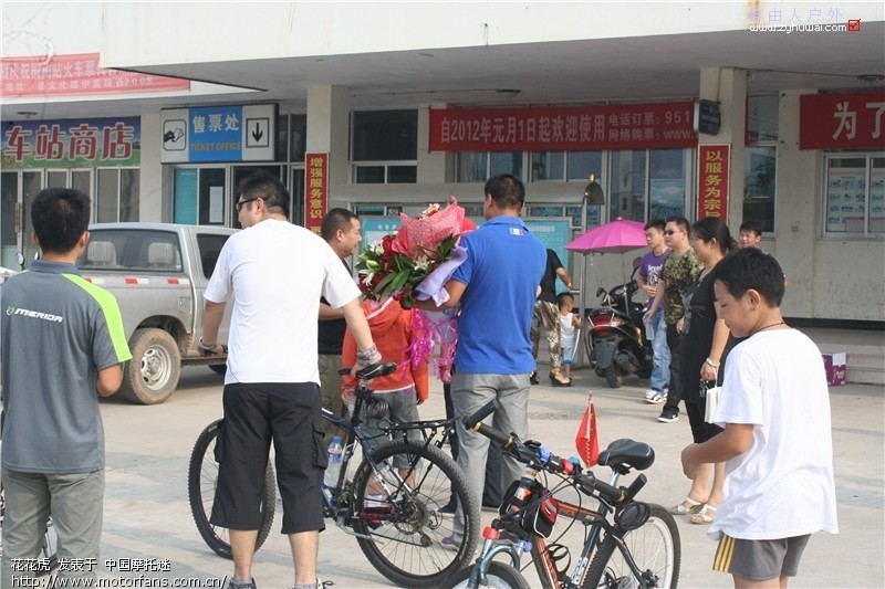 桐柏女车侠穿透318国道5476公里,在进尼泊尔