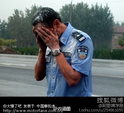 昨天被交警拦了,证件齐全没有违规!他要告我袭