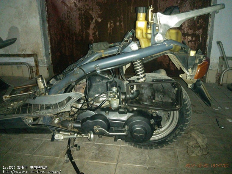 20年的本田lead90百公里耗油2.389个,在论坛里