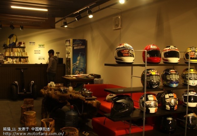 小弟问下北京市里哪有卖高档头盔的实体店啊