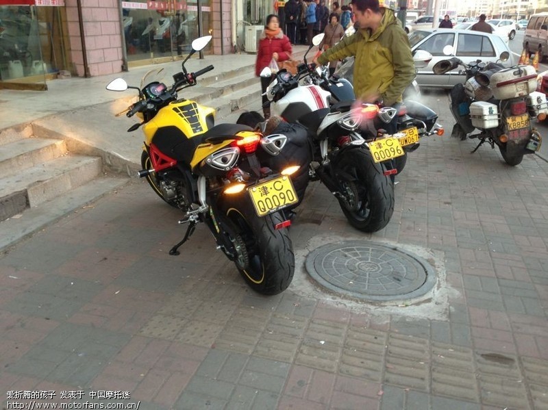 今天在洋货内个红灯那跟交警来了个眼神的交流