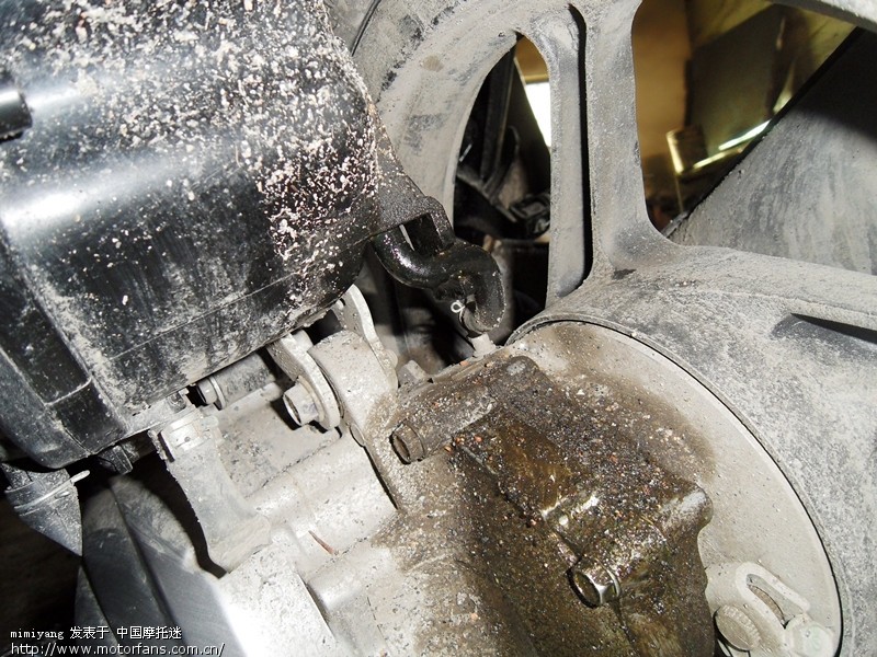 优客110空气滤清器后面的管子漏出机油怎么回