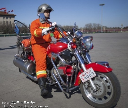 北京,天安门广场上一名消防员骑着摩托巡逻。