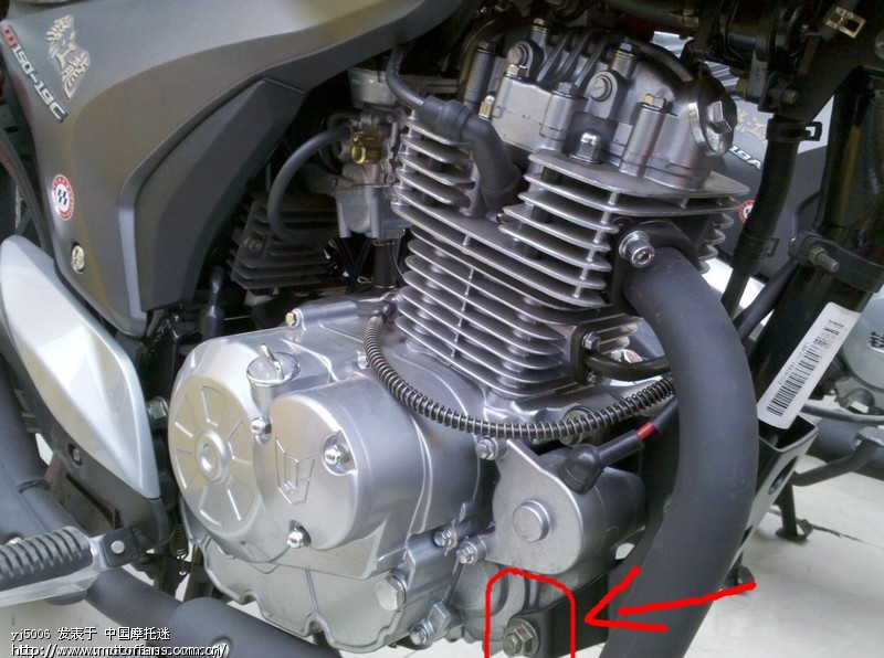 钱江龙150-19C 发动机前吊架螺栓帽处渗油,不