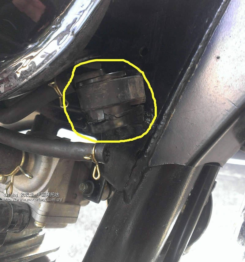 油箱前面右下的管子掉起了,··附图··请教