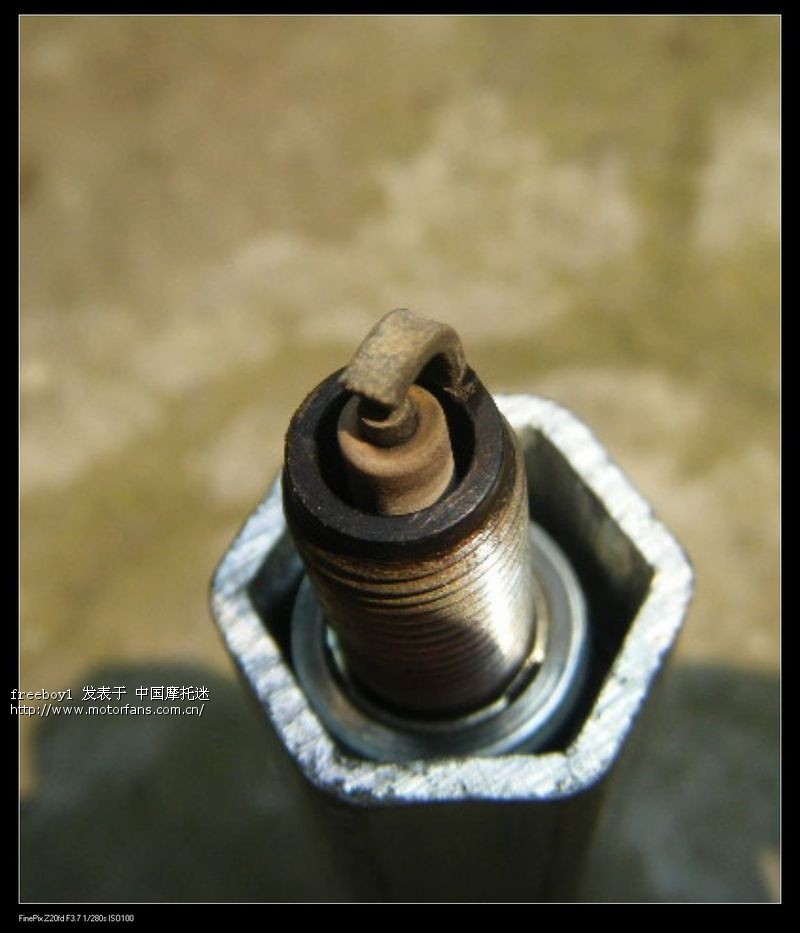 【保养】调整火花塞间隙 0.8~0.9mm