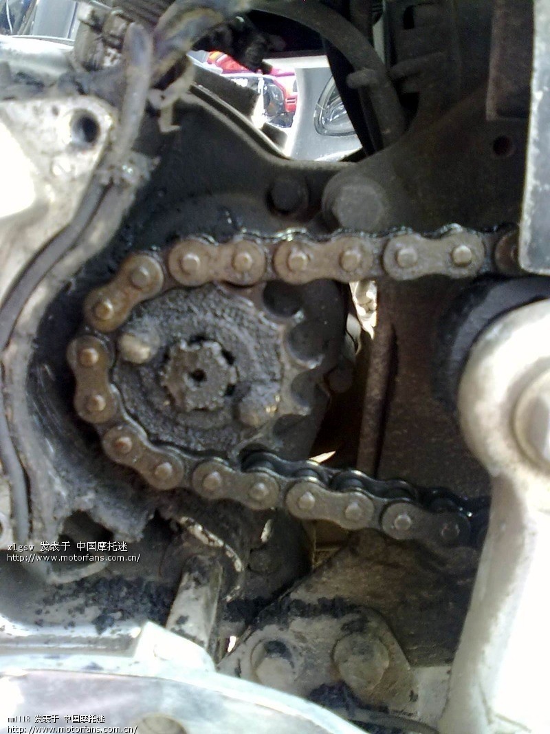 发动机带动后轮的链条小齿轮松动,你们的车也