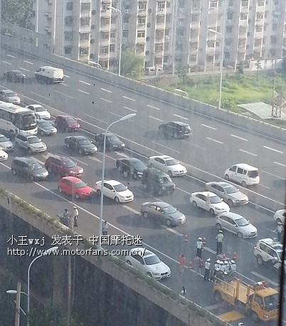 合肥交警高架拦截摩托车,不带ABS的车友请注