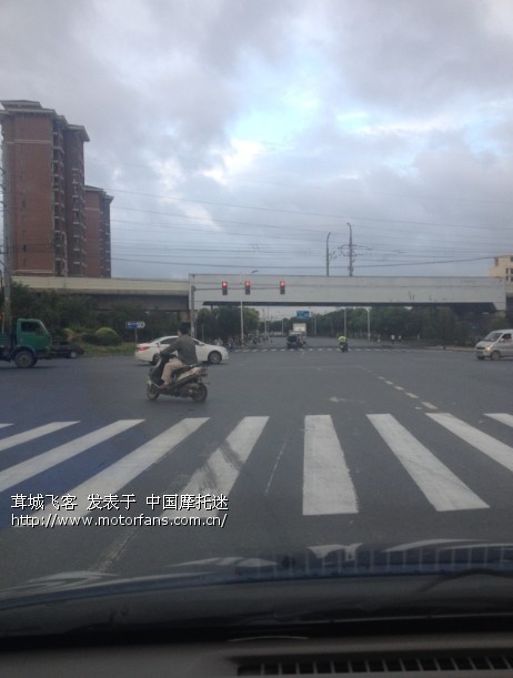 沈砖公路,一个红绿灯的时间2个摩友闯红灯 - 上