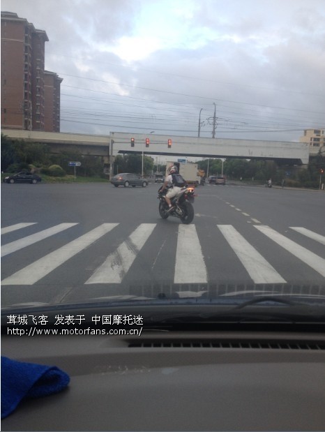 沈砖公路,一个红绿灯的时间2个摩友闯红灯 - 上