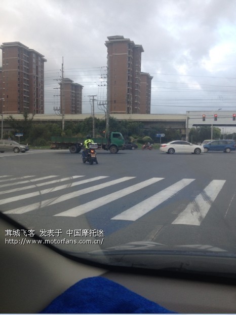 沈砖公路,一个红绿灯的时间2个摩友闯红灯 - 上