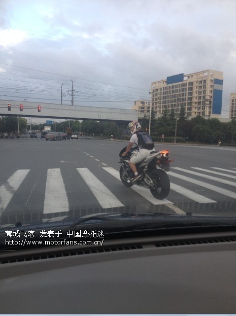 沈砖公路,一个红绿灯的时间2个摩友闯红灯 - 上