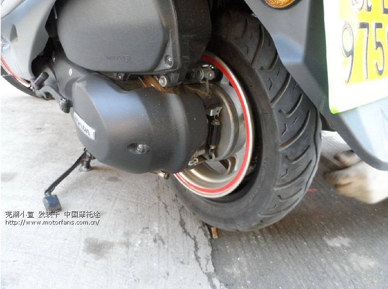 轮胎中招了,一根一寸多长的钉子插进去了! - 进