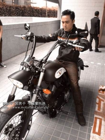 明道的最新座驾-看看这是什么牌子的什么车 - 