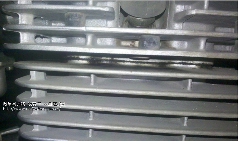 豪爵铃木EN-2F缸头与缸套中间漏油加油冒烟