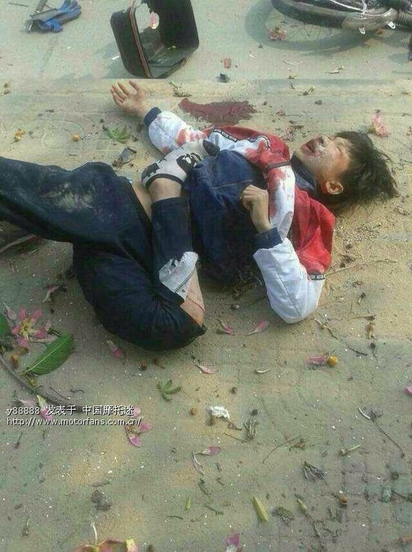 【【【小年轻骑摩托车车祸 胆小慎入 】 】 】