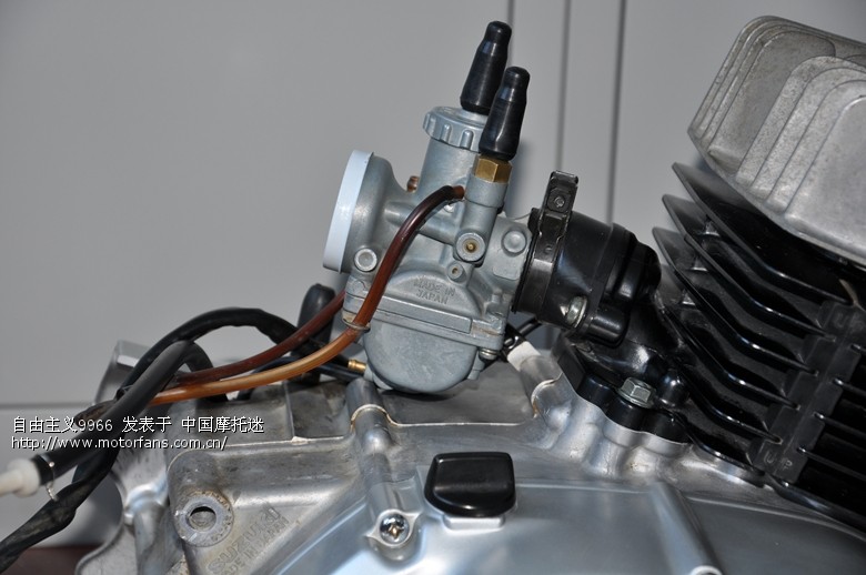 请两冲程摩迷看看我的两台极品AX100A发动机