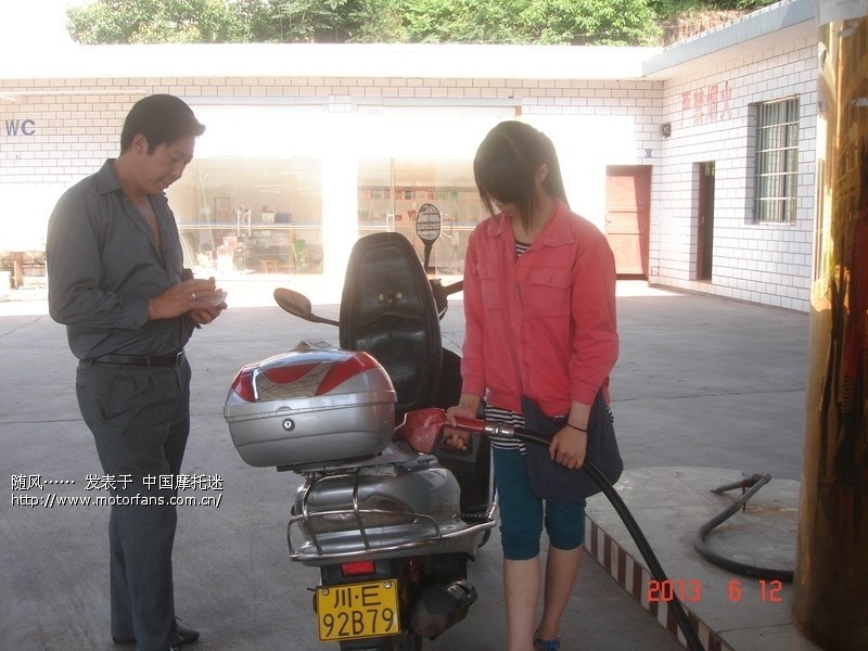 大家谈谈你们那里是怎么给摩托车加油的 - 色魔