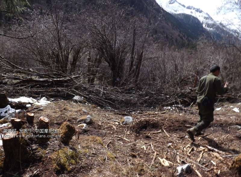 人 摩托车穿越雅拉雪山徒步马道之大雪封山~惊