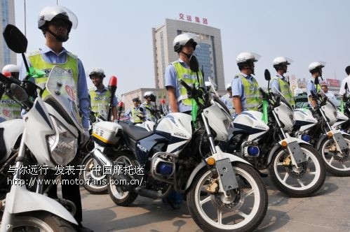 图片新闻:济宁交警百辆摩托车爱心送考,车系绿