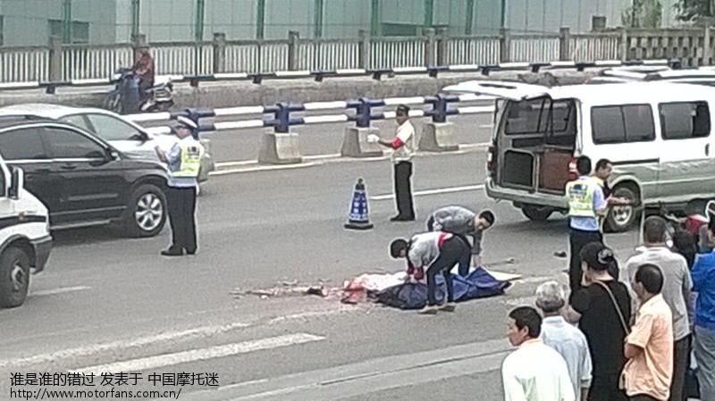 哎 工地渣车撞上摩托车 摩托车驾驶员当场死亡