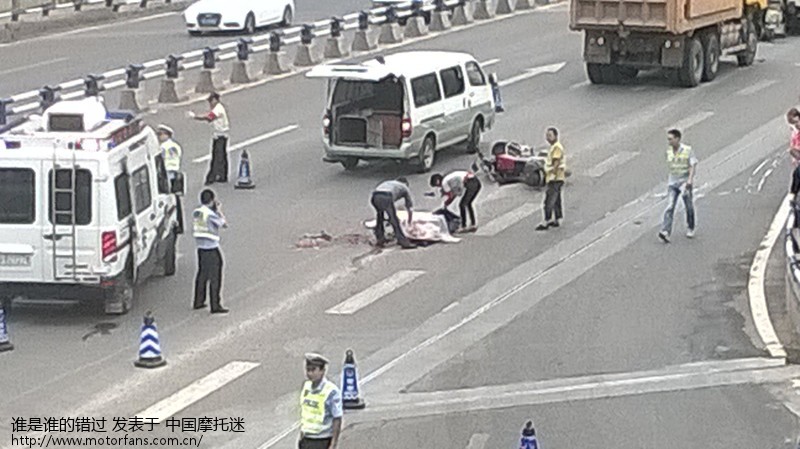 哎 工地渣车撞上摩托车 摩托车驾驶员当场死亡