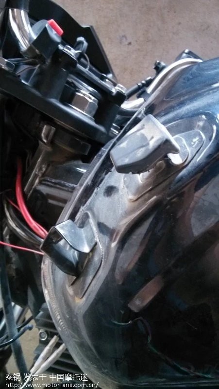 请问怎么拆油箱上的两个翅膀? - 五羊本田-骑式