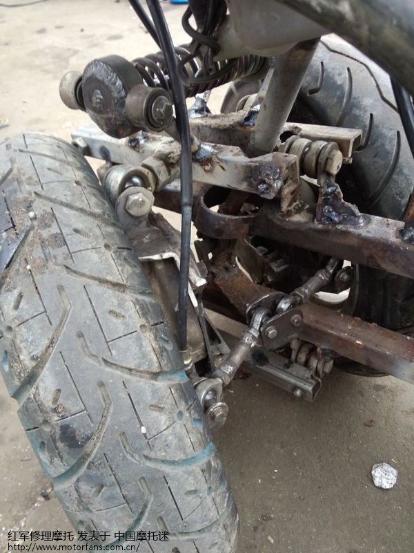 巧用踏板减速箱自制转弯可侧倾倒三轮。重新减