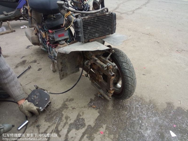 巧用踏板减速箱自制转弯可侧倾倒三轮。重新减