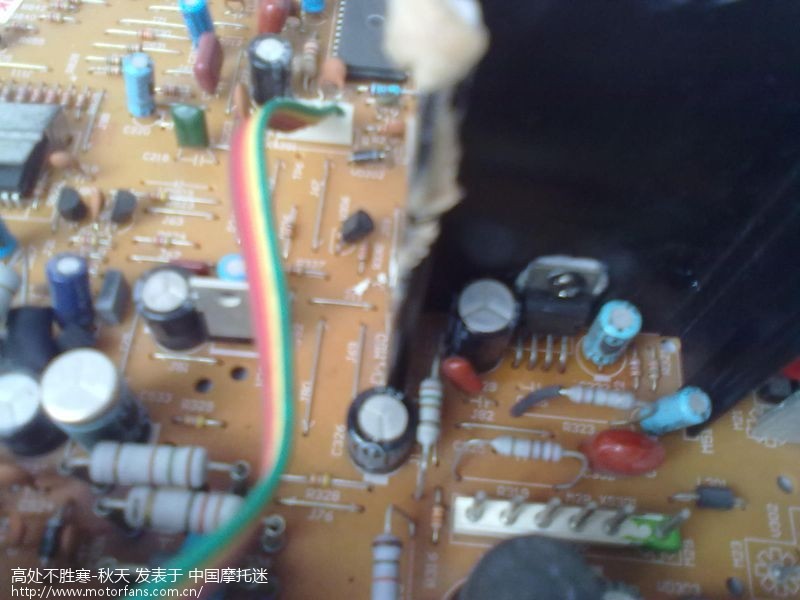 请问电视机水平一条亮线怎么修?