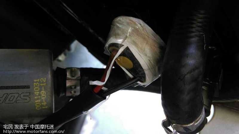 黄龙600自己动手换防冻液。发现油箱下方有点