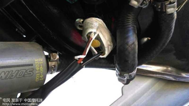 黄龙600自己动手换防冻液。发现油箱下方有点
