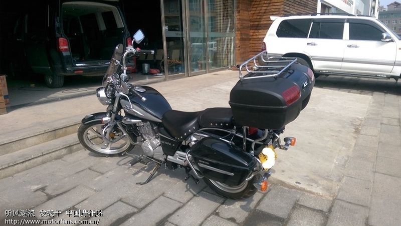 豪爵GZ150 装完尾箱第一感觉就是 假装骑个大