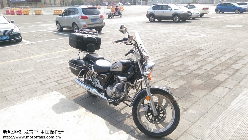 豪爵GZ150 装完尾箱第一感觉就是 假装骑个大